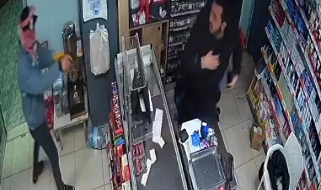 Silahlı soyguncu market çalışanına dehşeti yaşattı