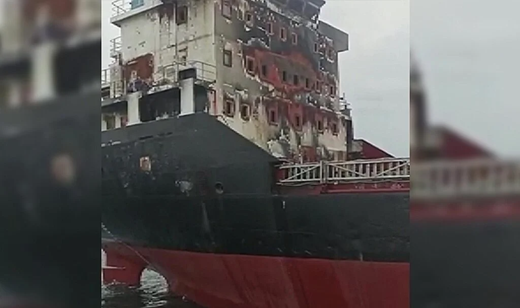 Sinop Açıklarında Yanan Gemi Ünye Limanı'na Çekiliyor
