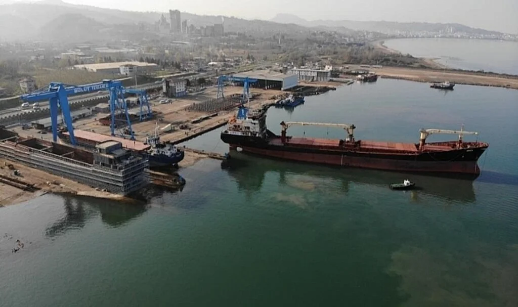 Sinop Açıklarında Yanan Gemi, Ünye Tersanesi’ne Çekildi