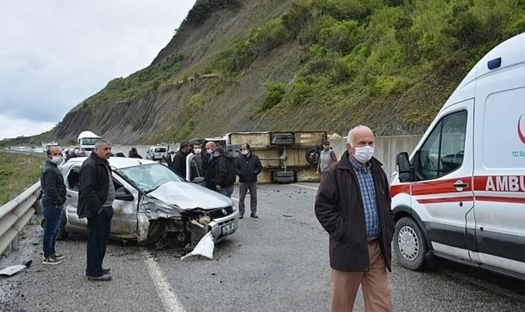 Sinop'ta Kamyonetle Otomobilin Çarpıştığı Kazada 3 Kişi Yaralandı