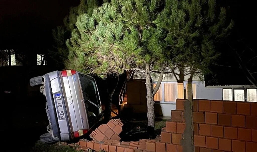 Sinop’ta Kontrolünü Kaybeden Otomobil Bahçe Duvarına Çarptı: 3 Yaralı