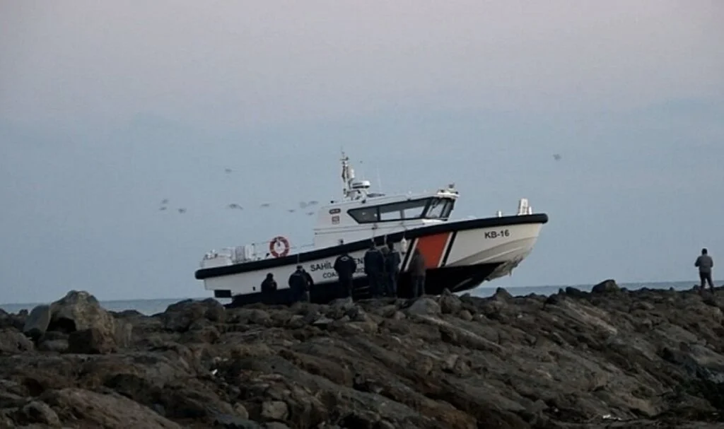 Sinop'ta Sahil Güvenlik Botu Kayalıklara Çarptı: 2 Yaralı
