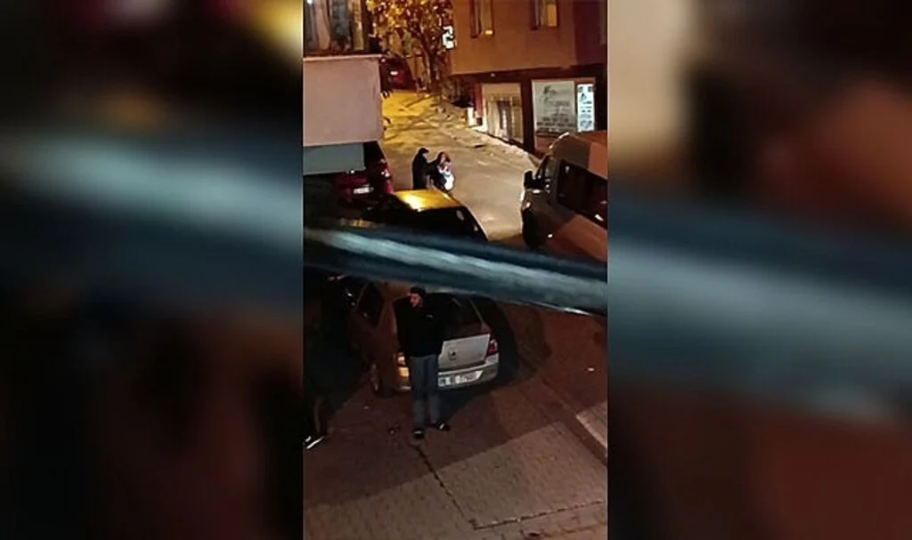 Sokak ortasında kadını darp etti, çevredekiler sadece izledi