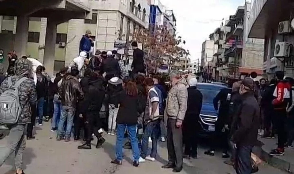 Suriye'de rejim karşıtları valilik binasını bastı