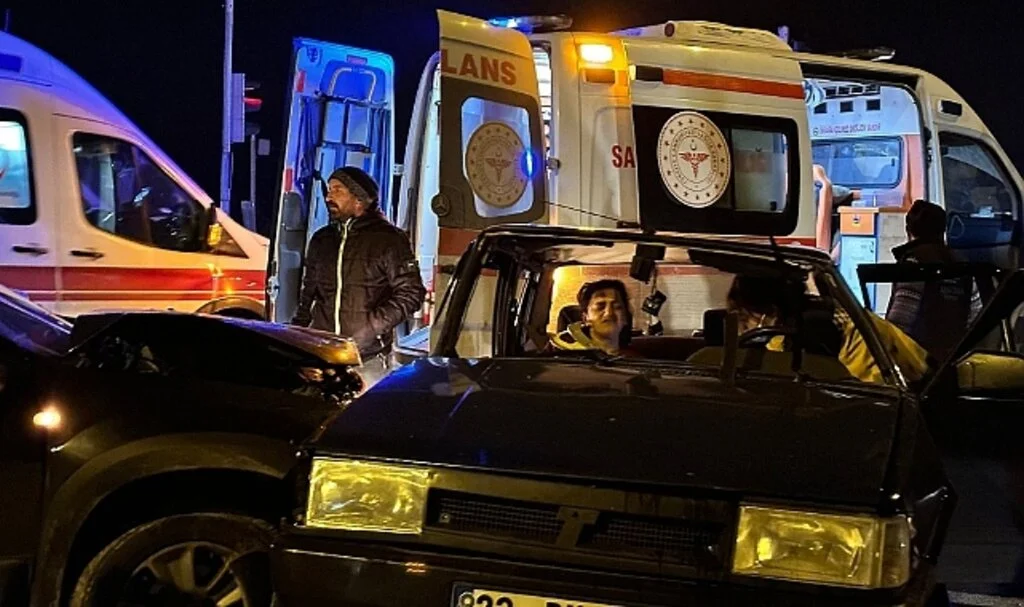 SUV model araç ile otomobil çarpıştı: 3 yaralı