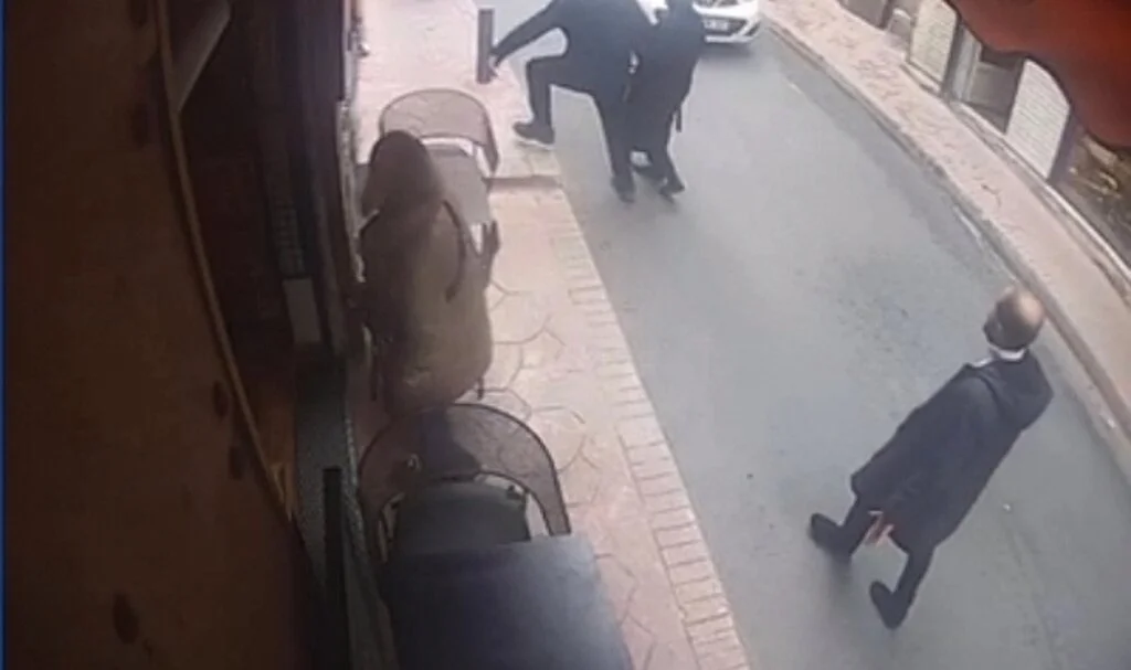 Taksim’de dehşet anları kamerada: Ünlü kadın oyuncu yayaların arasına daldı