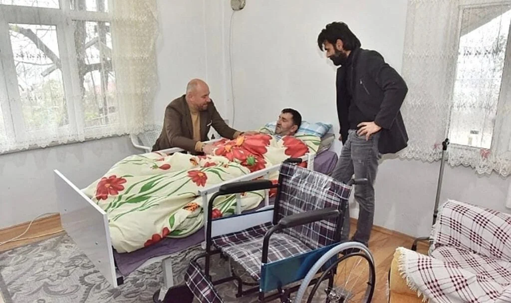 Tekkeköy Belediye Başkanı Hasan Togar’dan engellilere tekerlekli sandalye teslimi