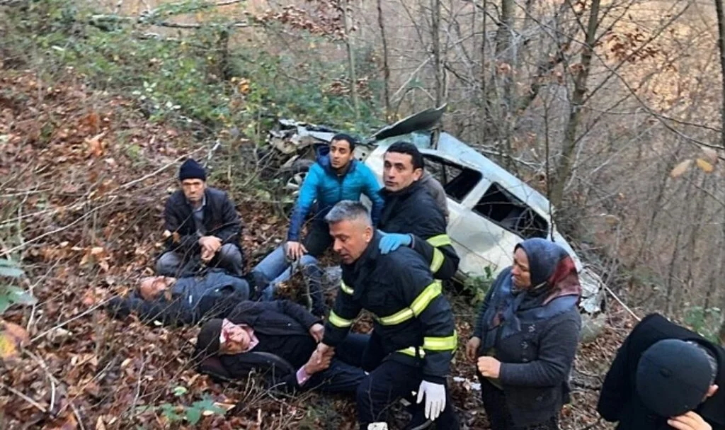 Tokat’ta Otomobil Uçuruma Devrildi, Yaralılar Güçlükle Kurtarıldı