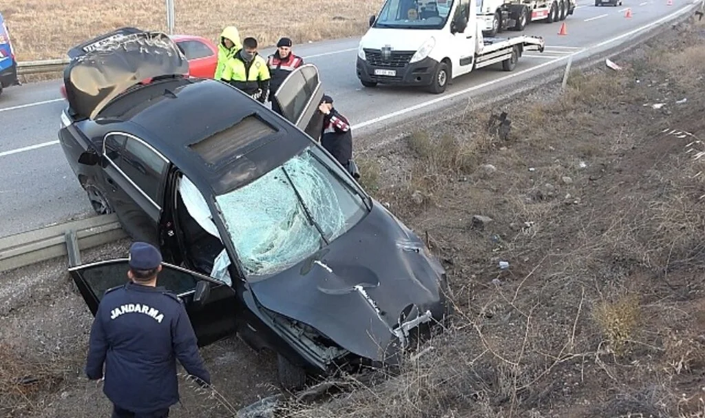 Trafik levhalarına çarpan otomobil 150 metre sürüklendi: 2 yaralı