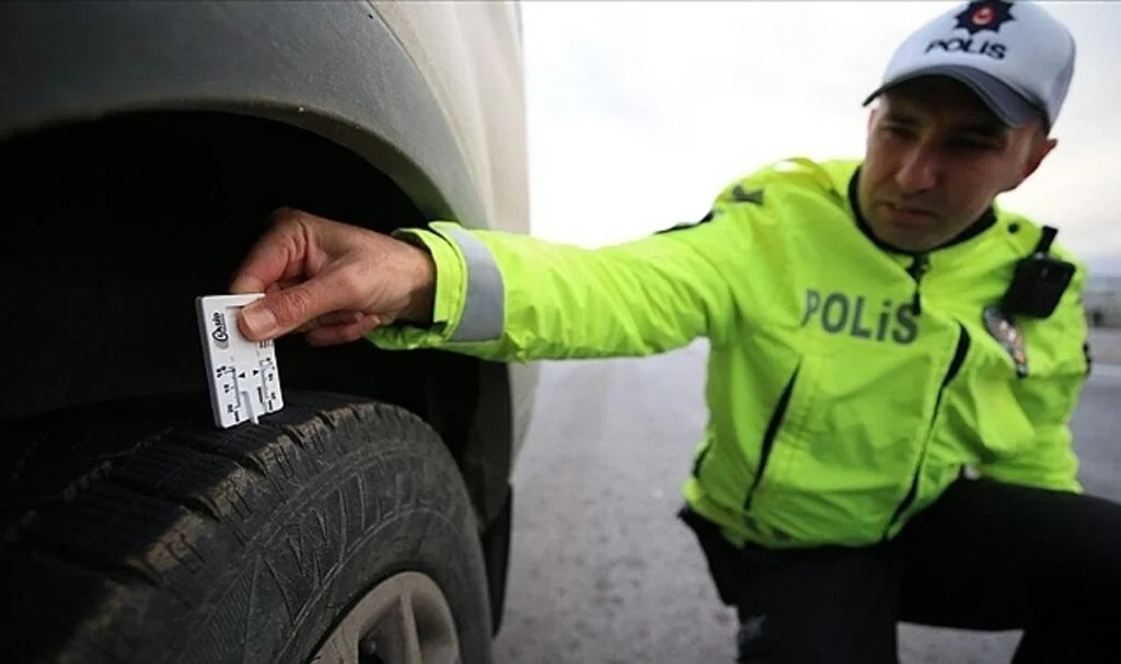 Trakya'da trafik ekipleri ticari araçlarda "zorunlu kış lastiği" denetimi yaptı