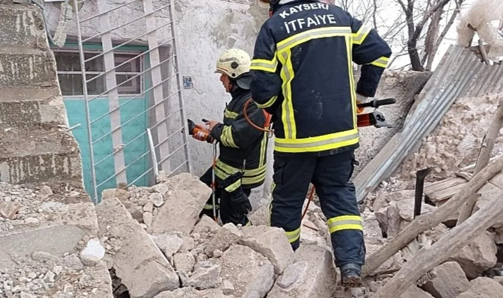 Tüp Patlayan Ev Harabeye Döndü: 1 Ölü, 2 Yaralı