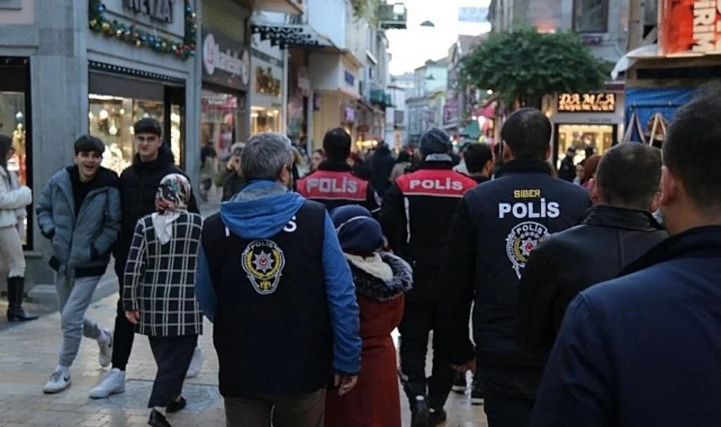 ‘Türkiye Güven Huzur’ Uygulaması Çerçevesinde Aranması Bulunan 871 Kişi Yakalandı