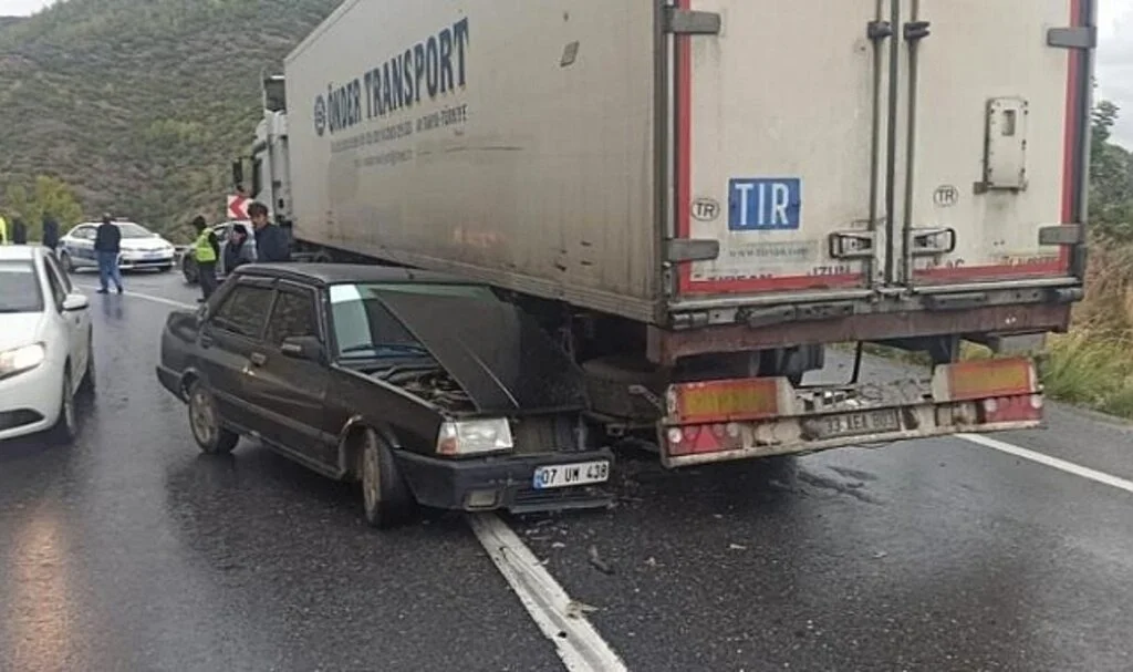 Virajı Alamayan Otomobil, Tırın Altına Girdi: 1’i Çocuk 4 Yaralı