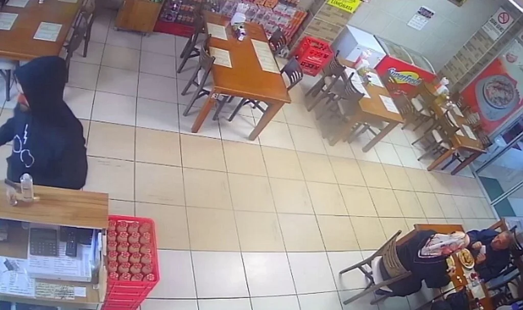 Yardım kumbarasını çaldı, önce kameraya sonra polise yakalandı