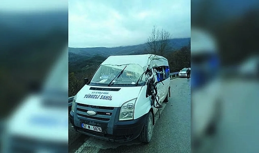 Yolcu Minibüsü ile Kamyon Çarpıştı 5 Yaralı