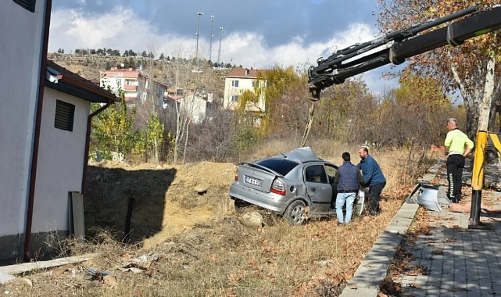 Yoldan çıkan otomobil şarampole uçtu: 2 yaralı