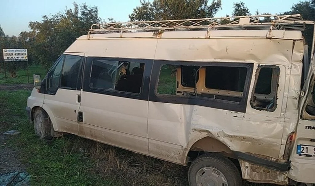 Zeytin İşçilerini Taşıyan Minibüse Tır Çarptı; 2’si Ağır 8 Yaralı