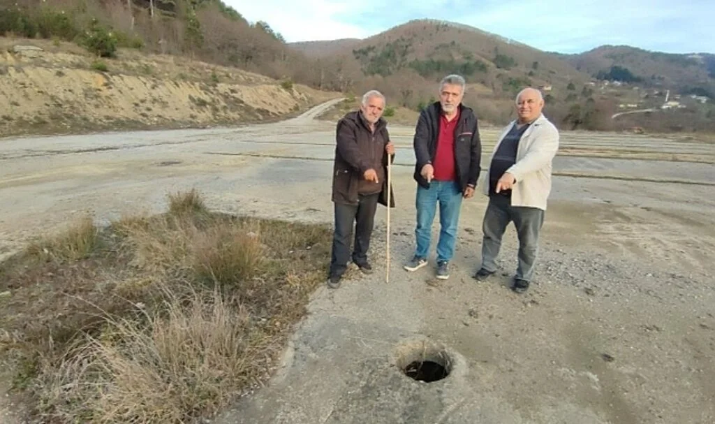 30 Yıl Önce Açılan Petrol Kuyusunun Yeniden Açılmasını Bekliyorlar