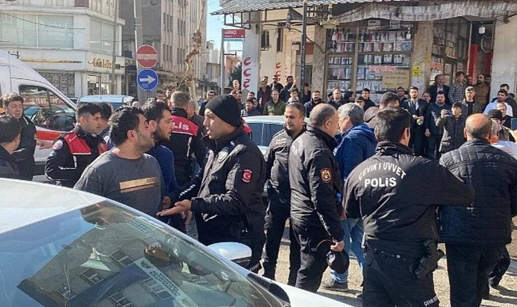 Adıyaman'da Tekmeli Yumruklu 'Araç Parkı' Kavgası: 8 Yaralı, 10 Gözaltı