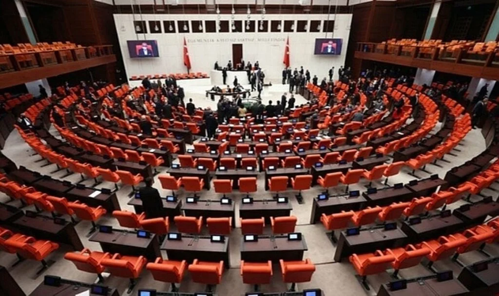 AK Parti Başörtüsü Düzenlemesi İçin Partilerden Randevu İstedi