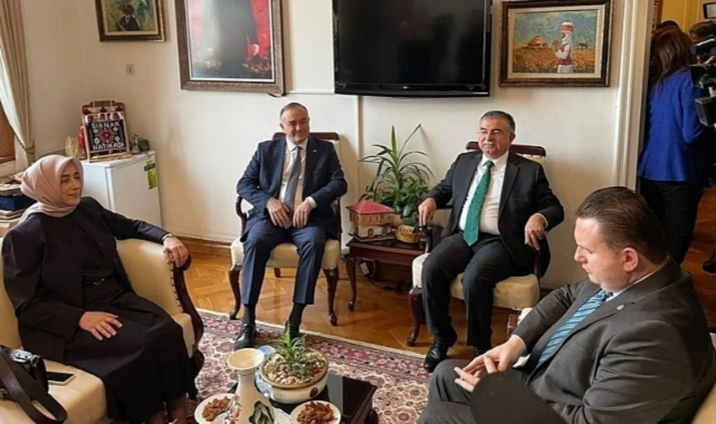 AK Parti ve MHP Heyetlerinde Başörtüsü Zirvesi