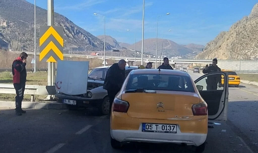 Amasya'da Taksi ile Otomobil Çarpıştı, 4 Kişi Yaralandı