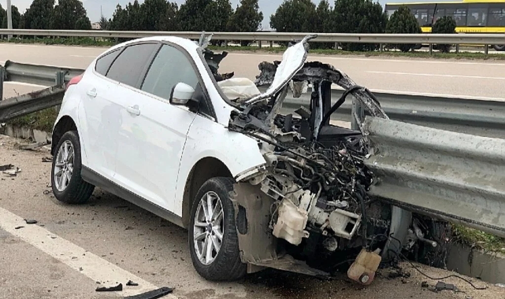 Bariyer Araca Ok Gibi Saplandı, Şoför Öldü