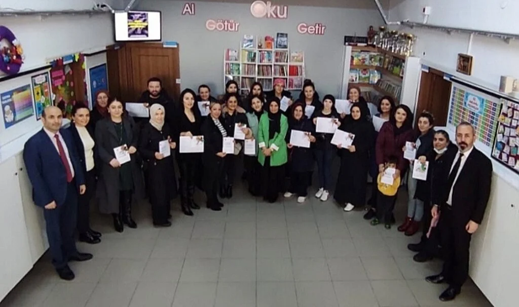Bu Okulda Karneyi  Önce Veliler Aldı   