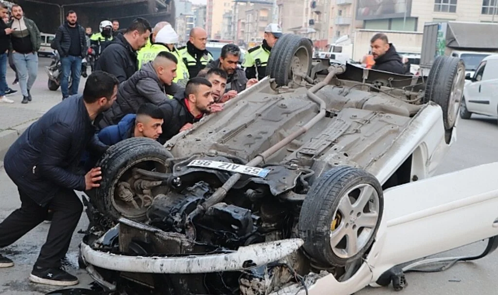 Bu Otomobilden Sağ Çıktı  