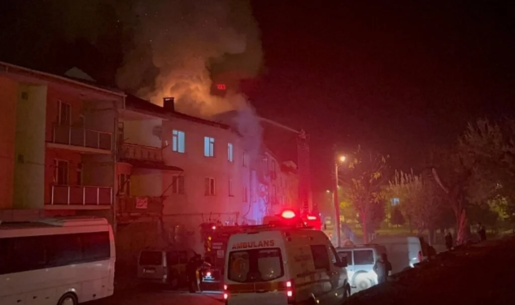 Bursa'da 3 Katlı Apartmanın Çatısı Alev Alev Yandı