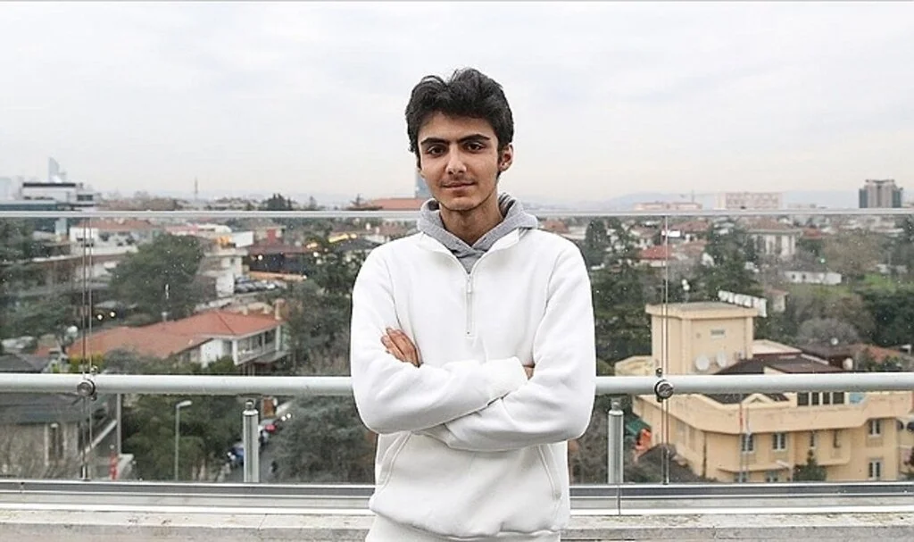 Çaldığı Piyano ile Konuşulan 19 Yaşındaki Kuryenin Hedefi Konservatuvar Okumak