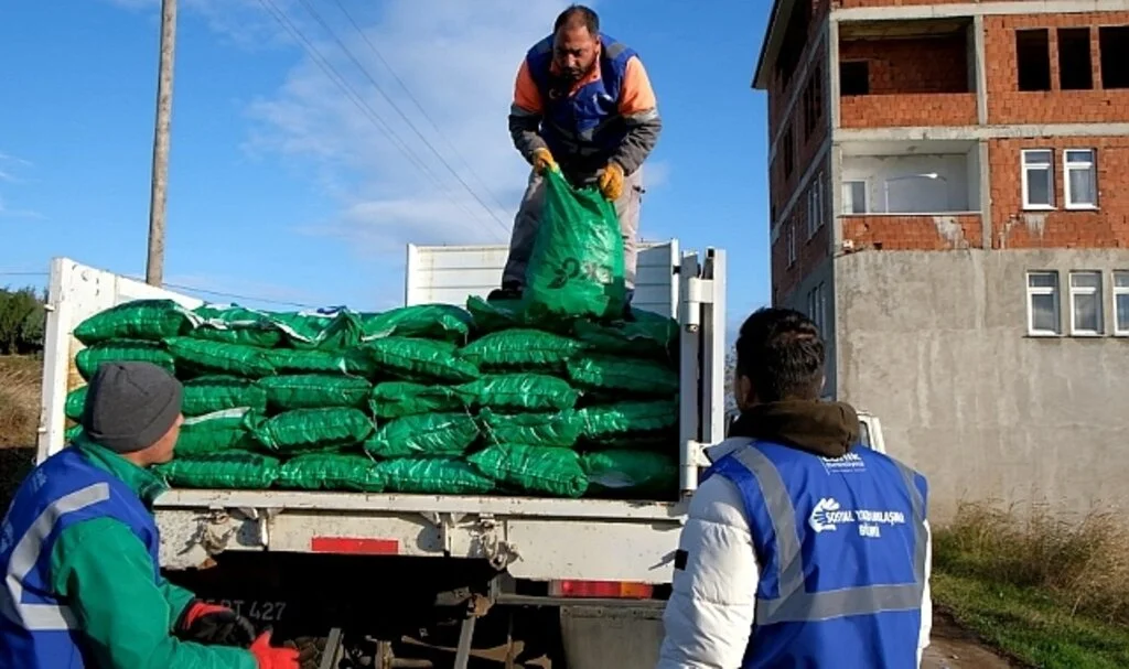 Canik Belediyesinden Soğuk Kış Gecelerini Isıtan Kömür Desteği