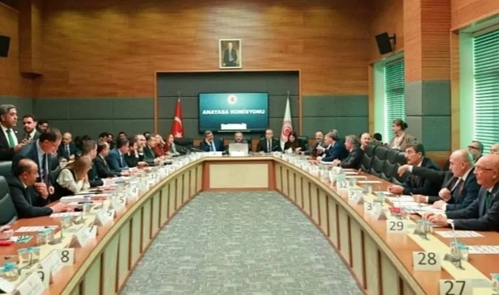CHP ve İYİ Parti’den Ortak Anayasa Değişikliği Önergesi