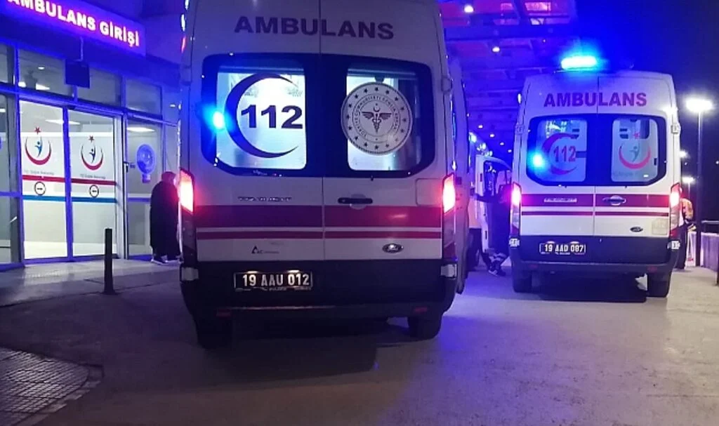 Çorum'da Devrilen Otomobildeki 3 Kişi Yaralandı