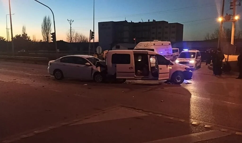 Çorum'da Hafif Ticari Araç ve Otomobil Çarpıştı: 7 Yaralı