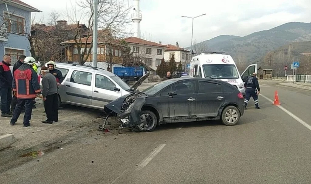 Çorum'da Otomobil park halindeki araca çarptı: 1 yaralı