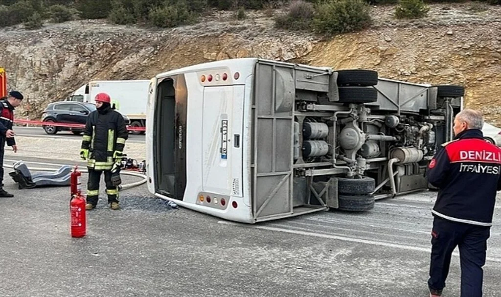 Denizli'de Servis Midibüsünün Devrilmesi Sonucu 2 Kişi Öldü, 15 Kişi Yaralandı