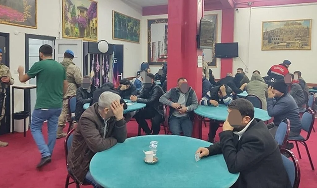 Derneğe Baskın: Kumarbazlar Kapıyı Açmayınca Demir Kapı Kesildi