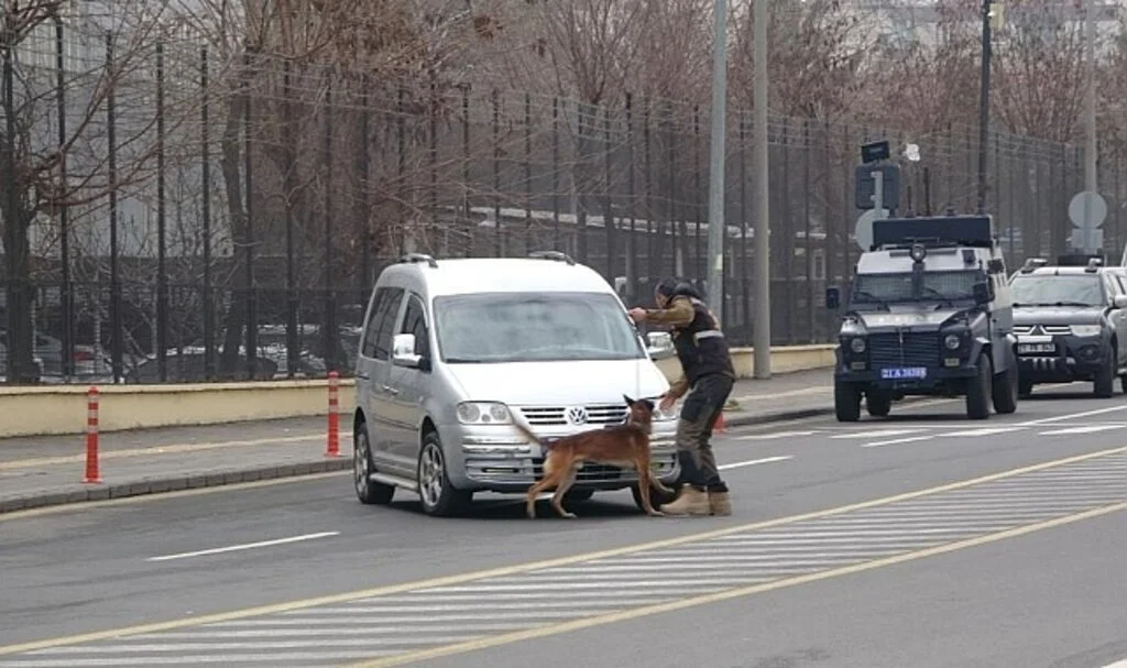 Diyarbakır’da El Frenini Çekmeyi Unutan Sürücü, Bomba Uzmanlarını Harekete Geçirdi