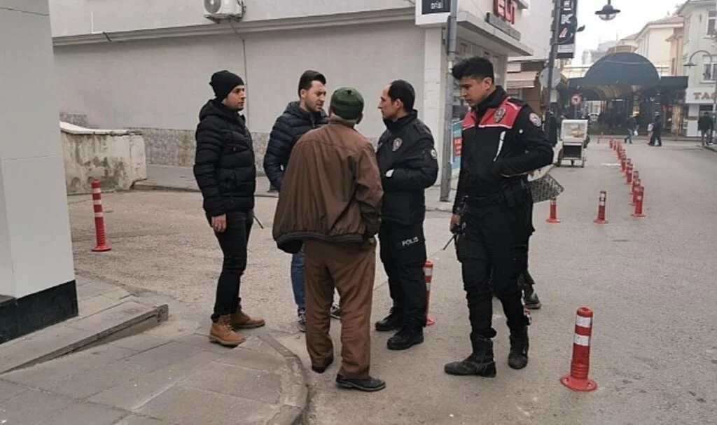 'Dolandırıcılardan Kurtaracağız' Deyip Yaşlı Adamı Dolandırdılar
