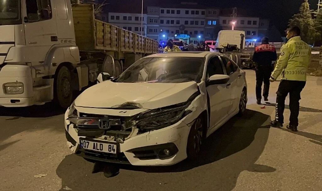 'Dur' İhtarına Uymayan Alkollü Sürücüsü Polise Çarpıp Kaçtı