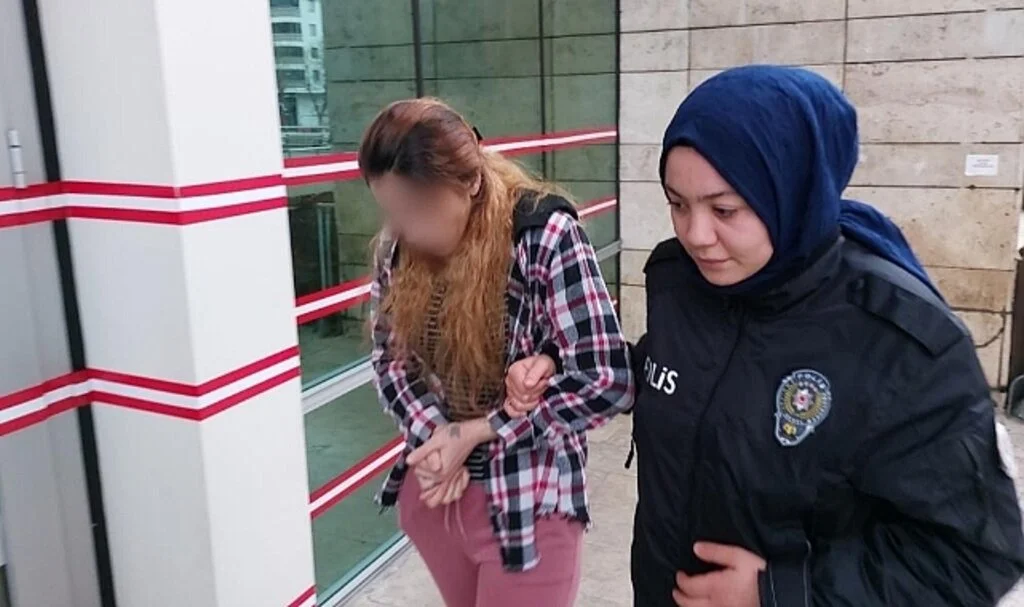 Genç Kadın Para Kutusundan Hırsızlık Yaptı, Gözaltına Alındı