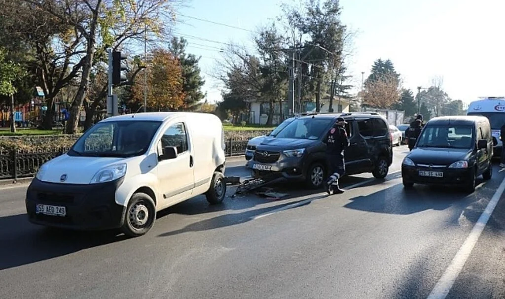 Hafif Ticari Araç Kırmızı Işıkta Duran Araçlara Çarptı: 1 Yaralı