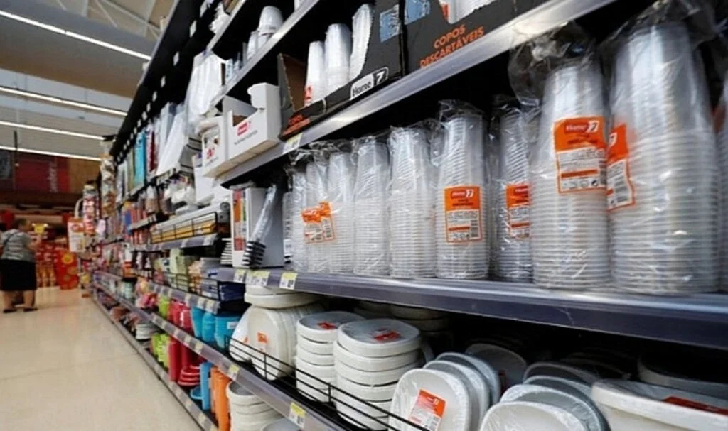 İngiltere'de Tek Kullanımlık Plastik Kullanımını Yasaklanacak