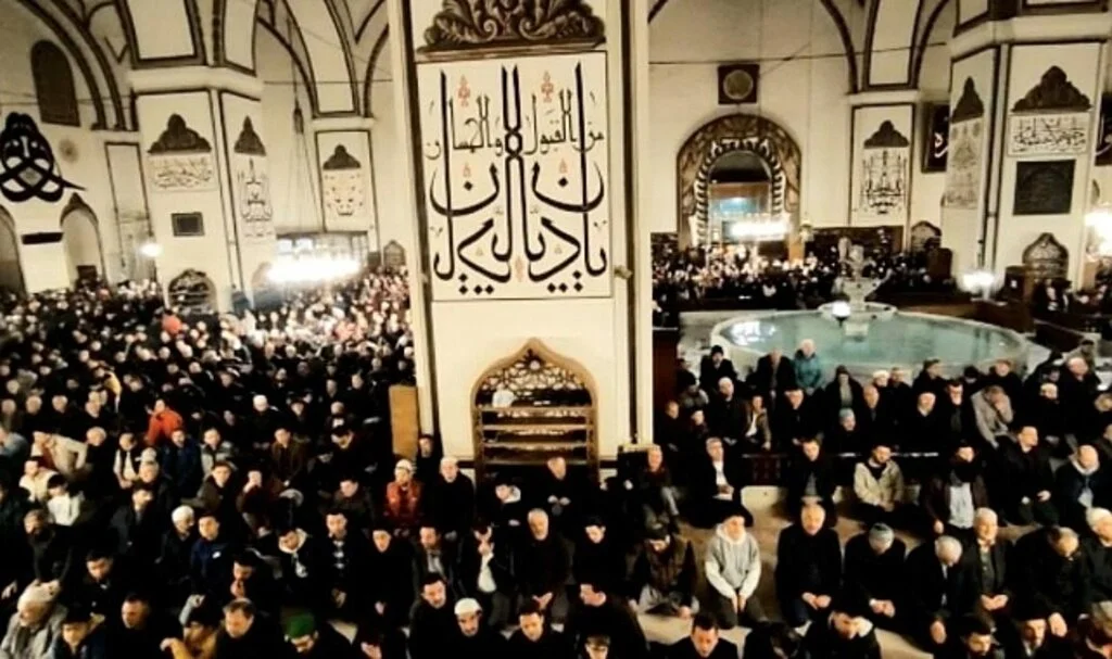 İslam Düşmanı Saldırıya Karşı Binlerce Kişi Ulucami’ye Akın Etti