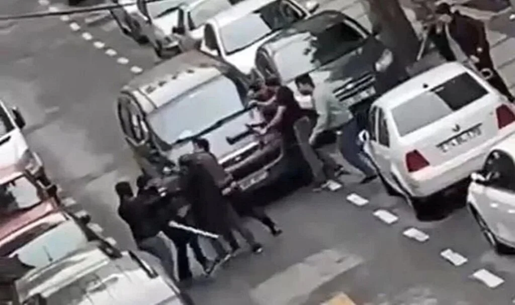 İstanbul'da Sopalı Kavgayı Mahalleli 'Vur Vur' Diyerek Destekledi