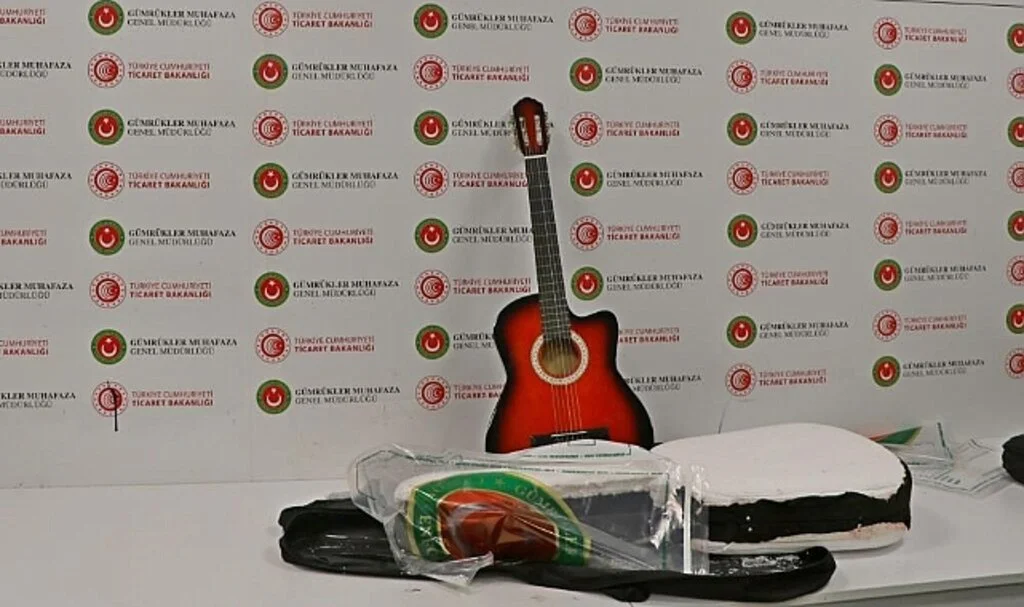 İstanbul Havalimanı’nda Uyuşturucu Operasyonları: Gitar Kılıfından ve Terlik Tabanından Uyuşturucu Çıktı