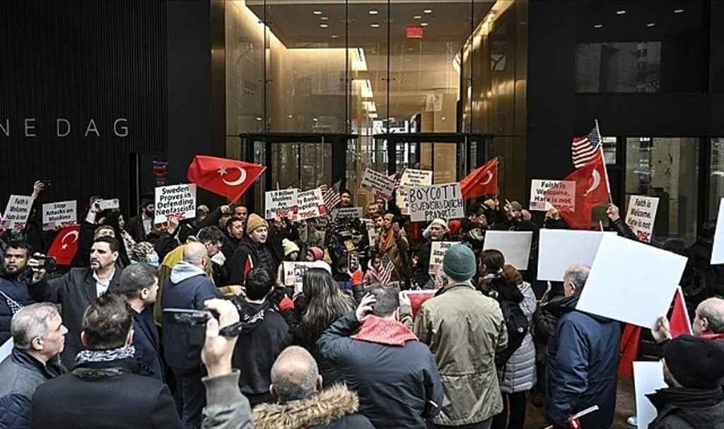 İsveç'te Kur'an-ı Kerim'in Yakılması New York'ta Protesto Edildi