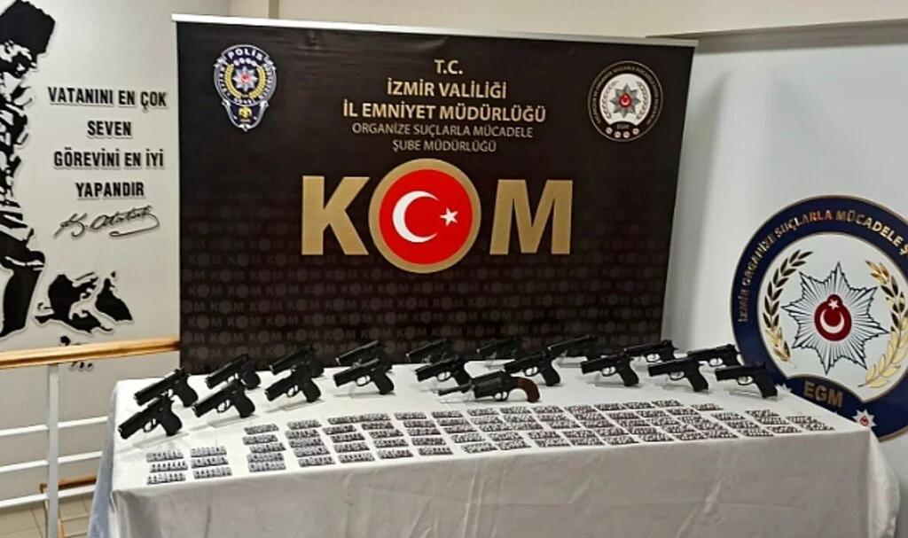 İzmir Polisinden Yasa Dışı Silah Ticareti Operasyonu