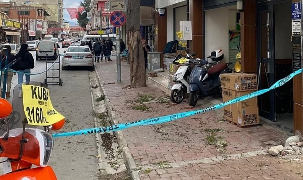 Kaldırımda Yürüyen Kadının Başına Ağaç Dalı Düştü